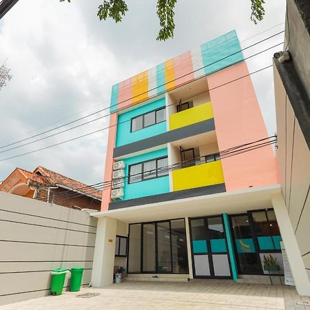 Sans Hotel Clover Ace Surabaya By Reddoorz Eksteriør bilde