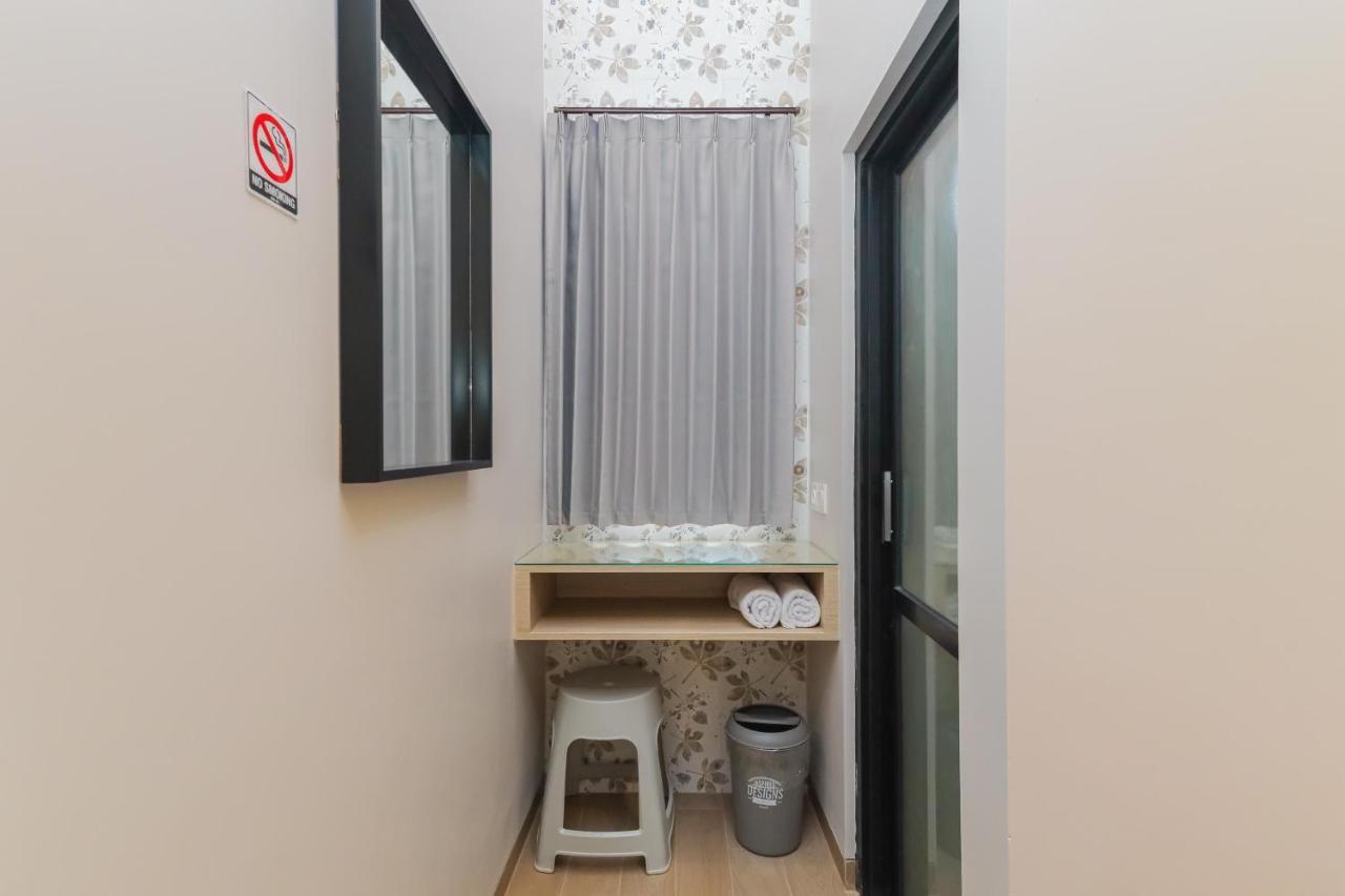 Sans Hotel Clover Ace Surabaya By Reddoorz Eksteriør bilde