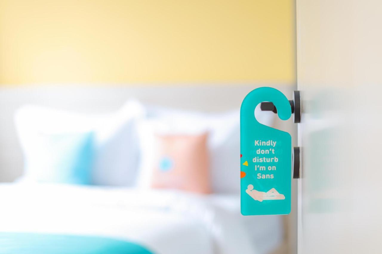 Sans Hotel Clover Ace Surabaya By Reddoorz Eksteriør bilde
