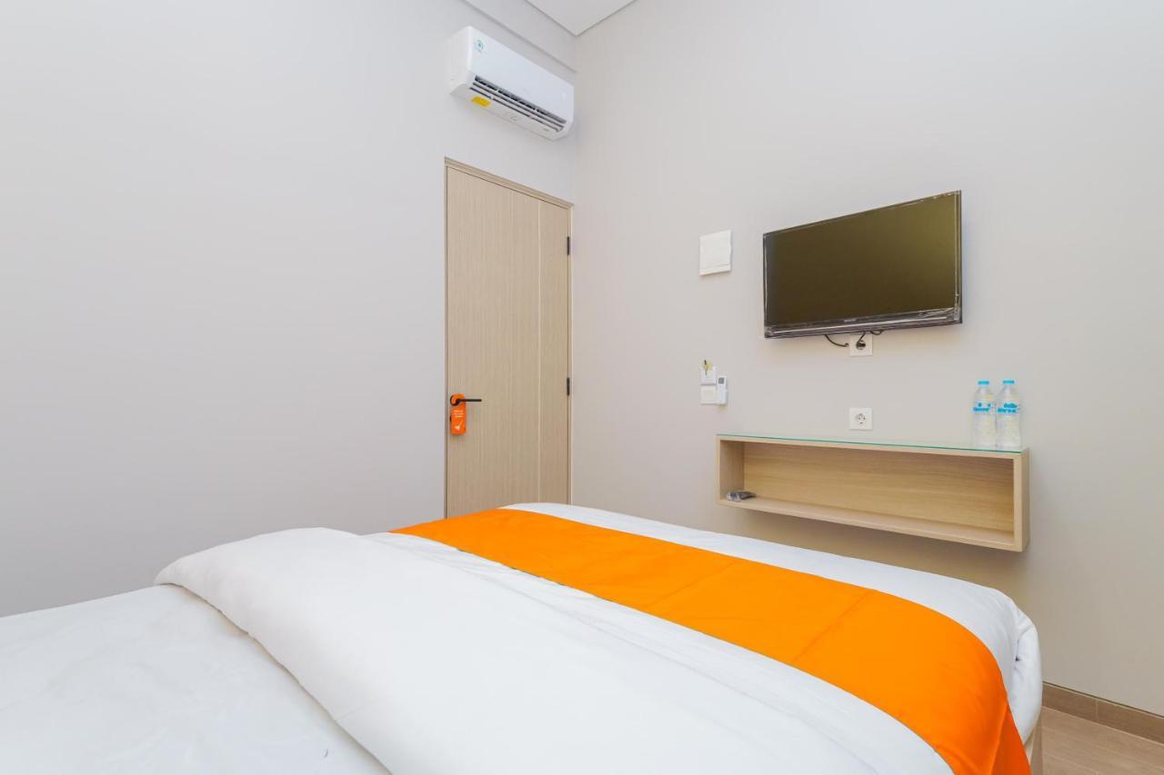 Sans Hotel Clover Ace Surabaya By Reddoorz Eksteriør bilde